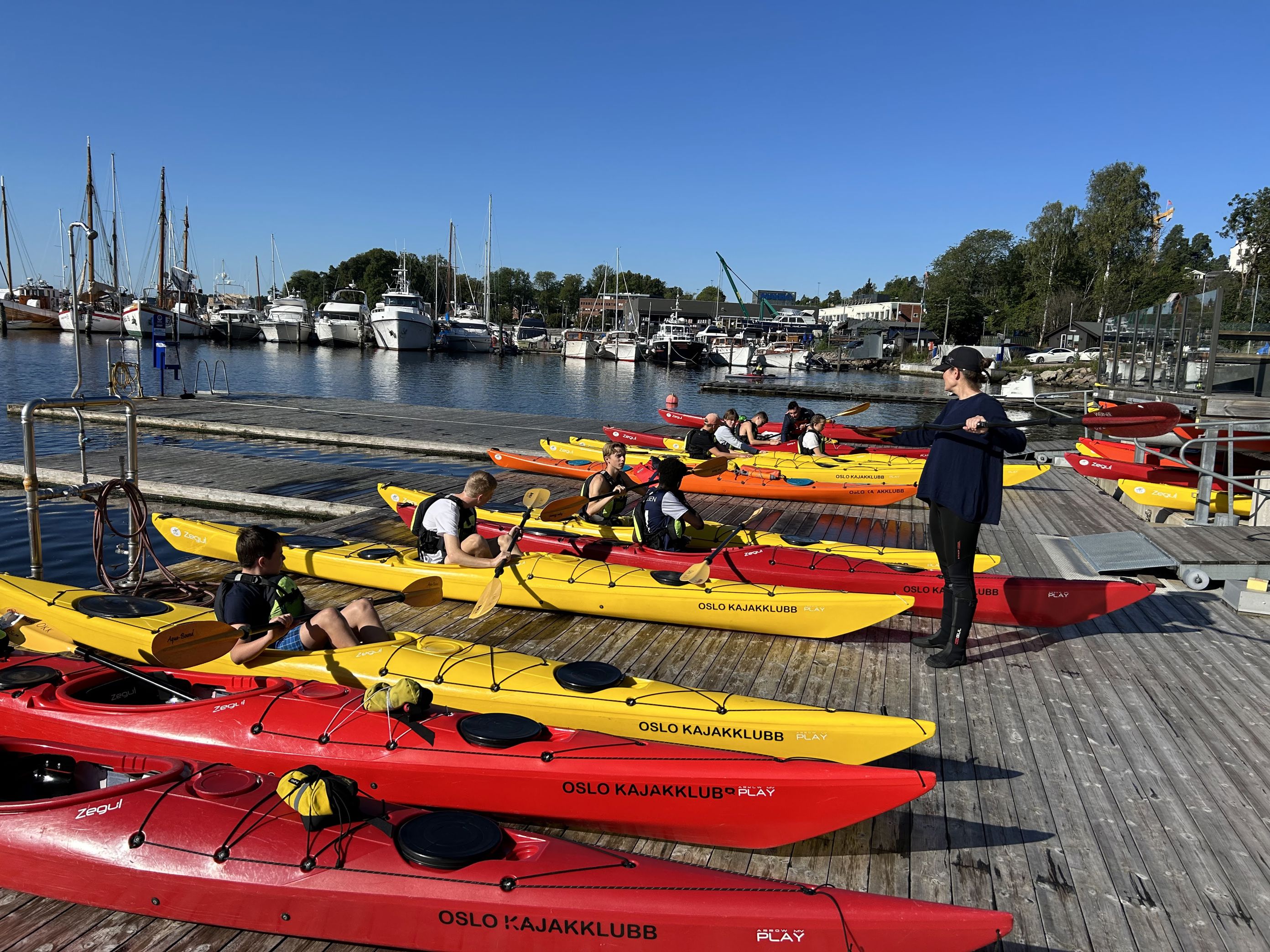 En gruppe mennesker i kajakker En gruppe mennesker i kajakker